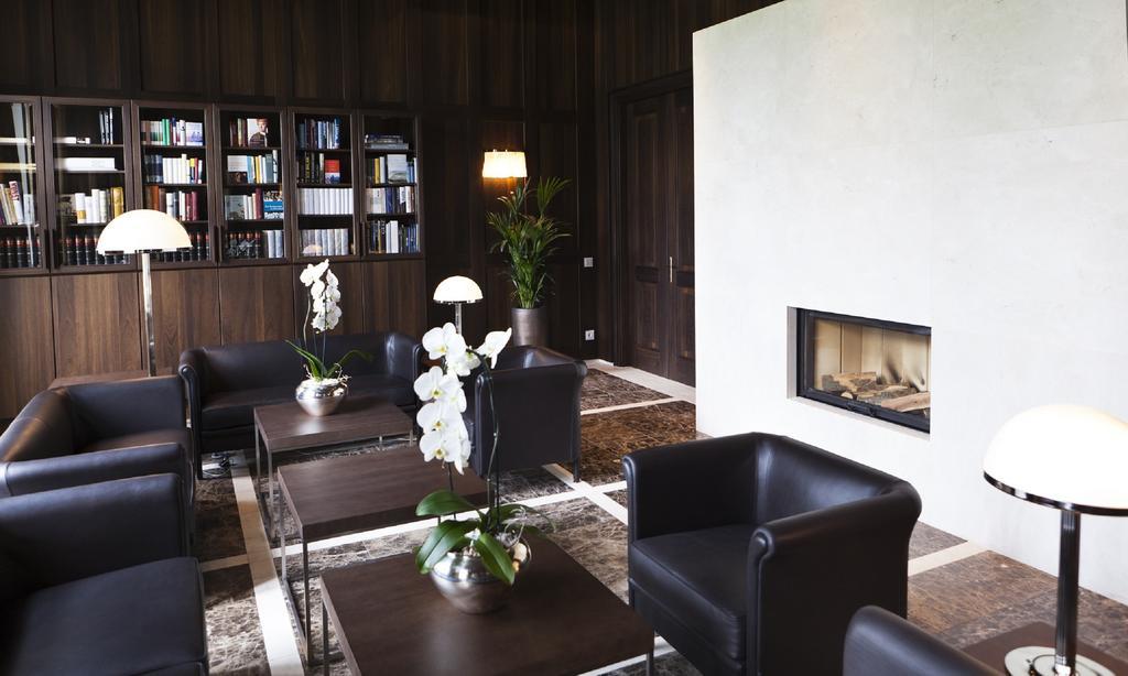 Tauroa Steirerschloessl Hotel Zeltweg Buitenkant foto